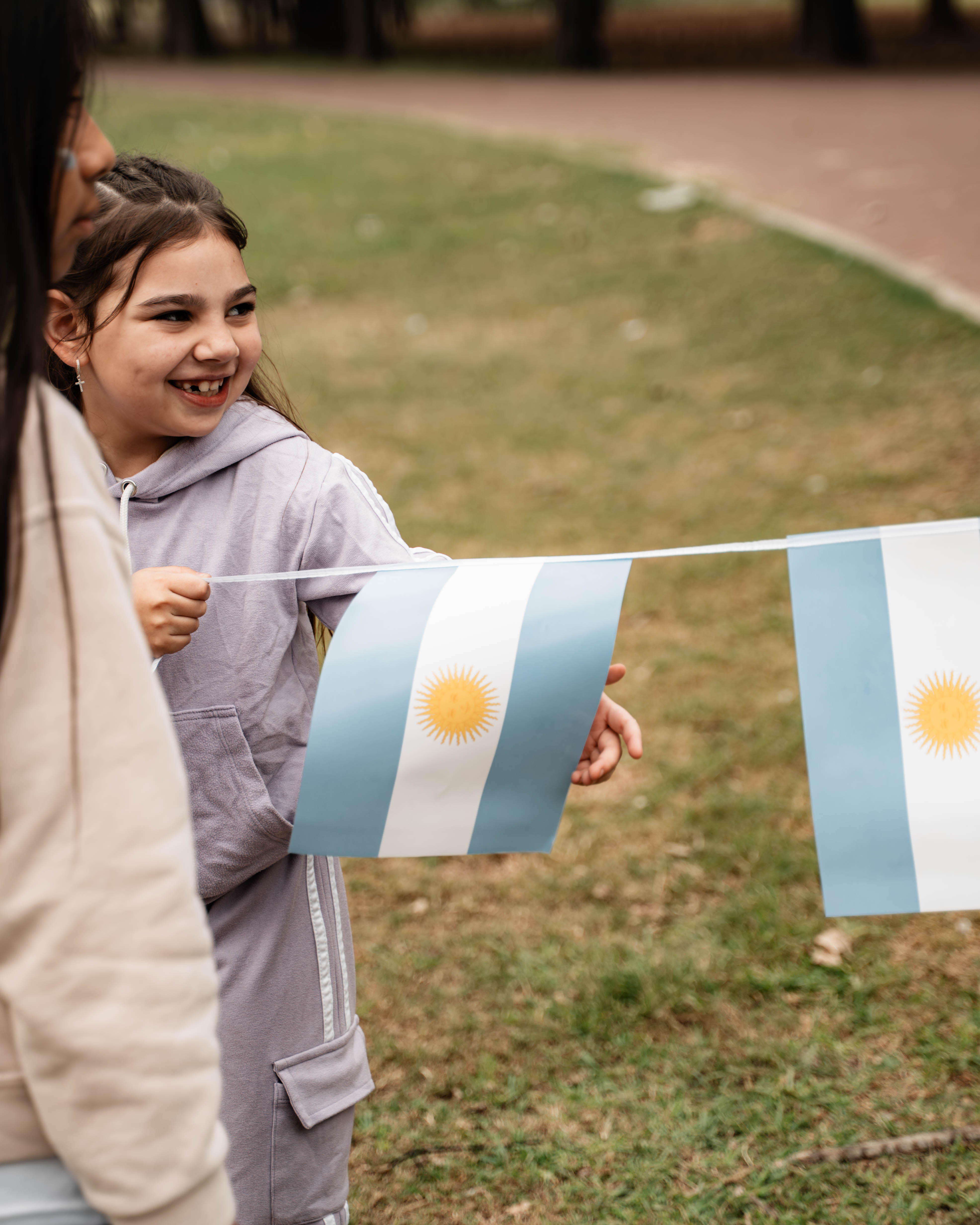 Niña con banderas argentinas