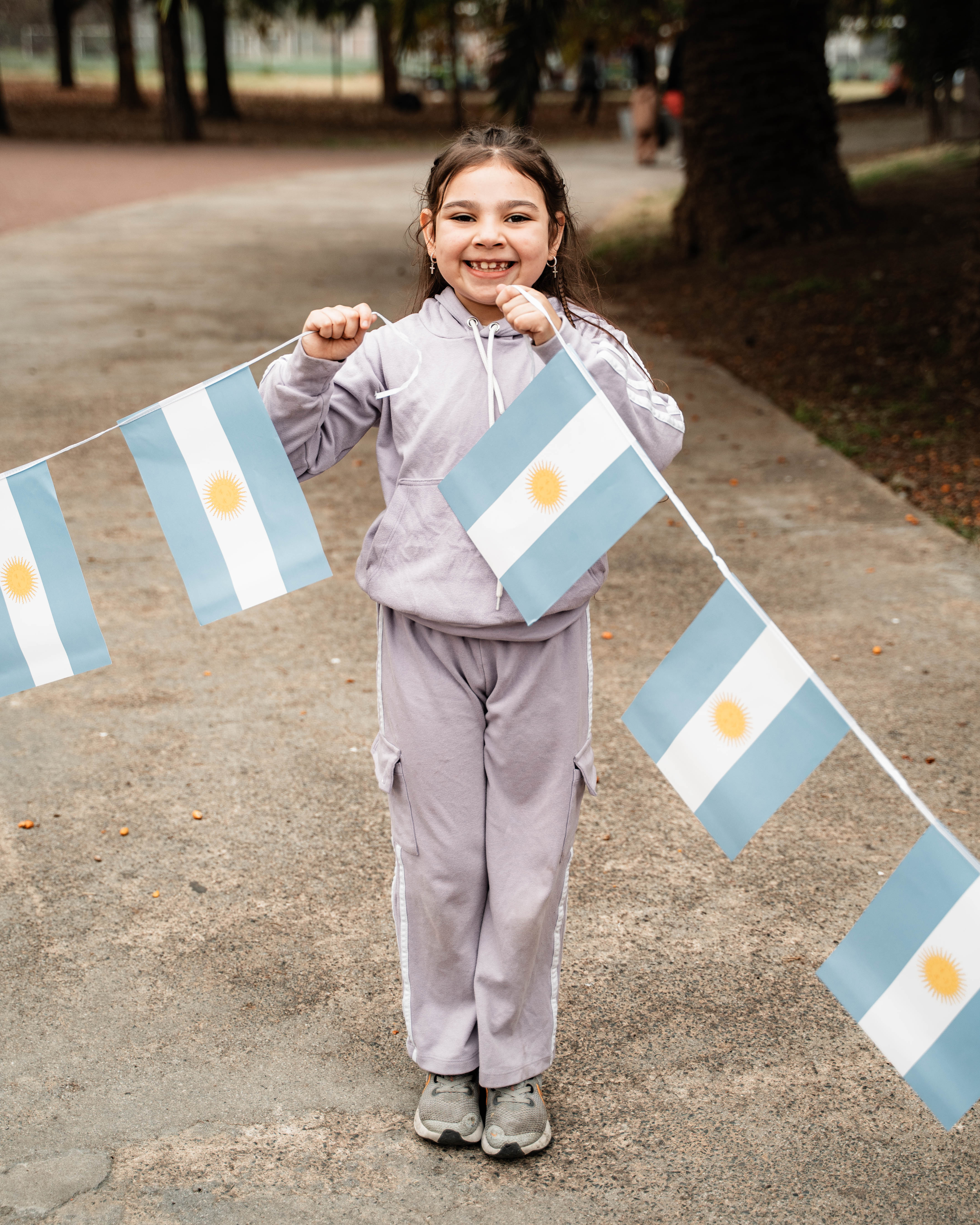 Voluntario con banderas argentinas