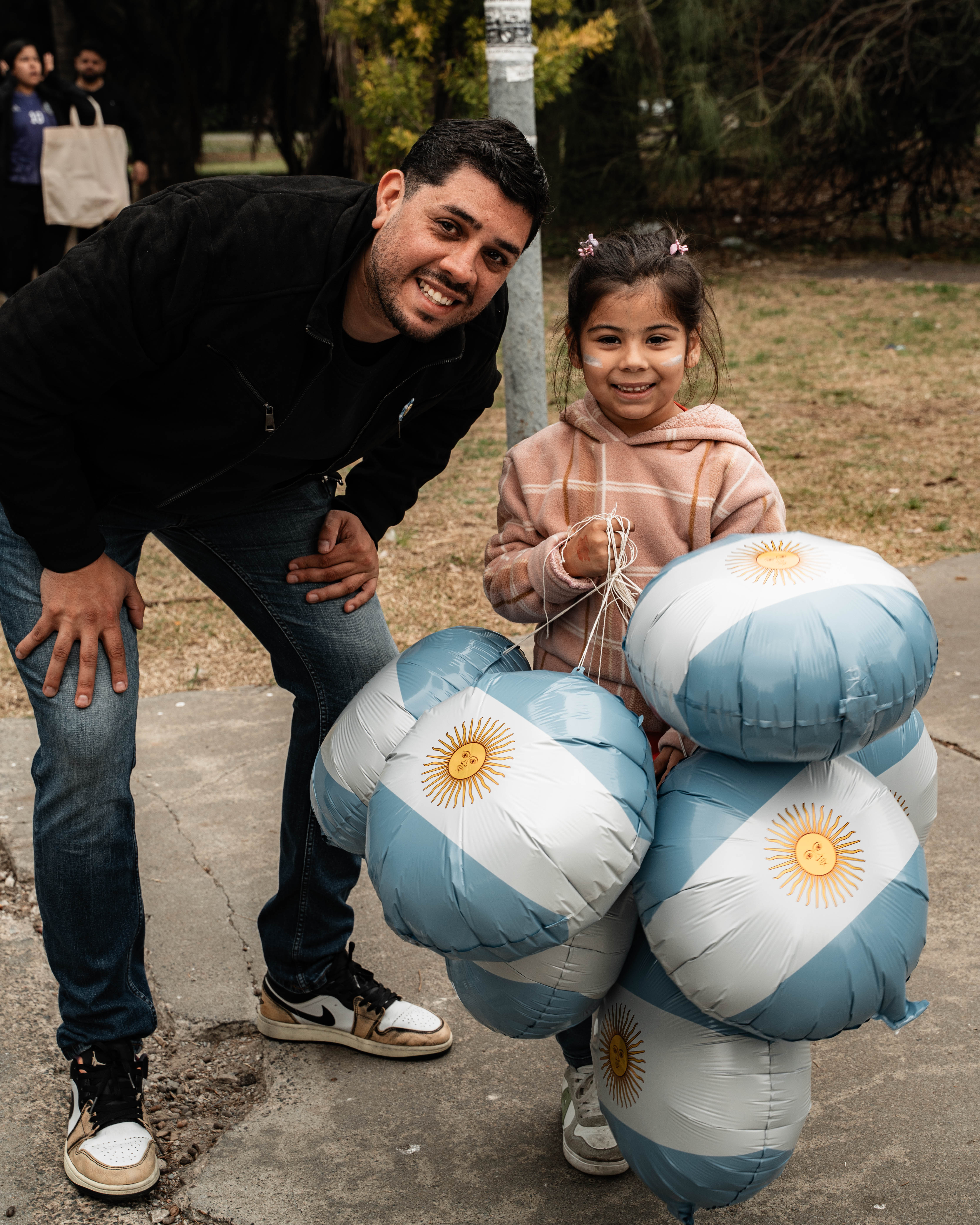 Familia con globos argentinos