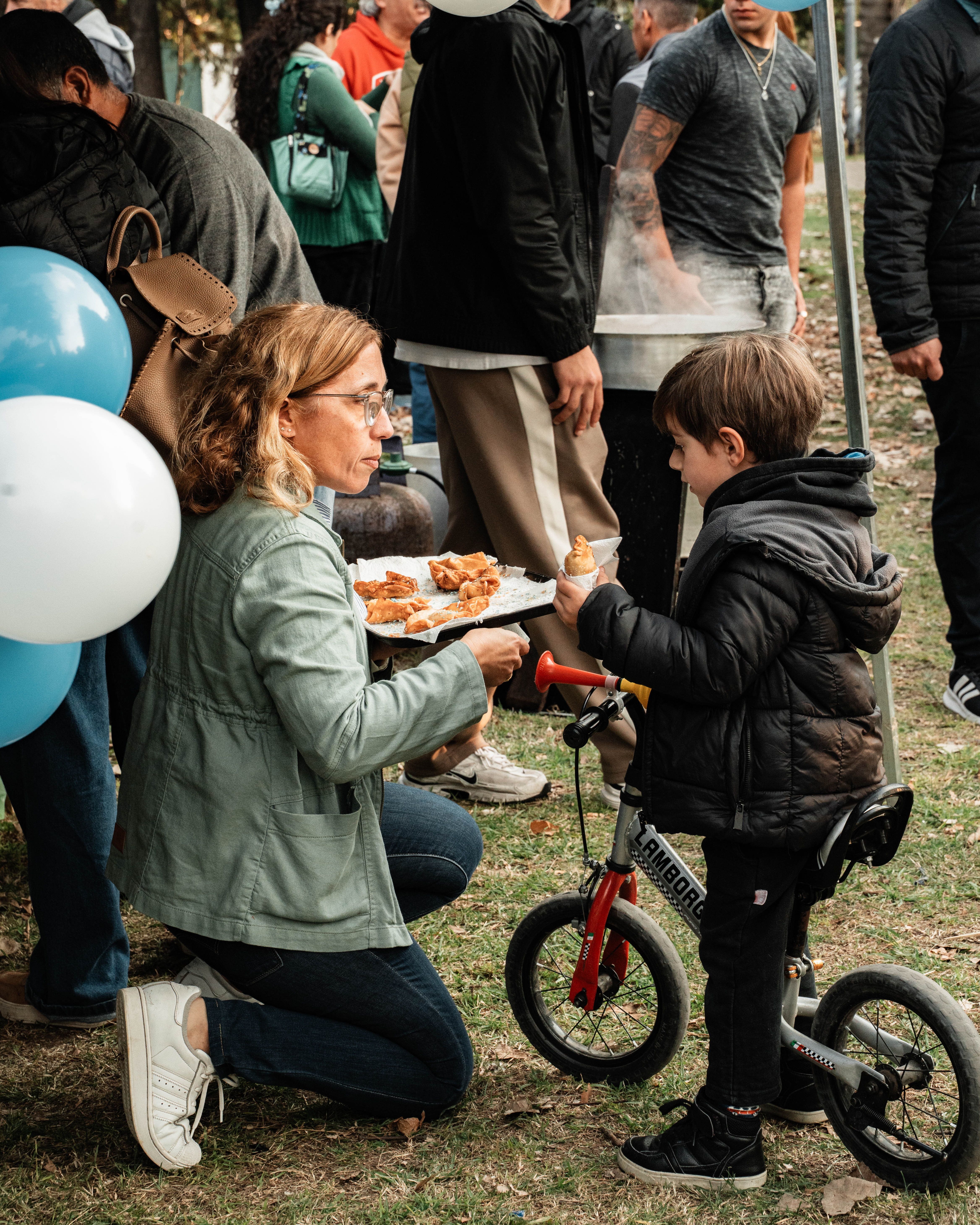 Niños con banderas argentinas